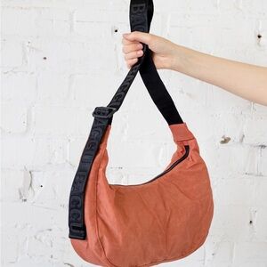 Baggu medium crescent bag in rhubarb